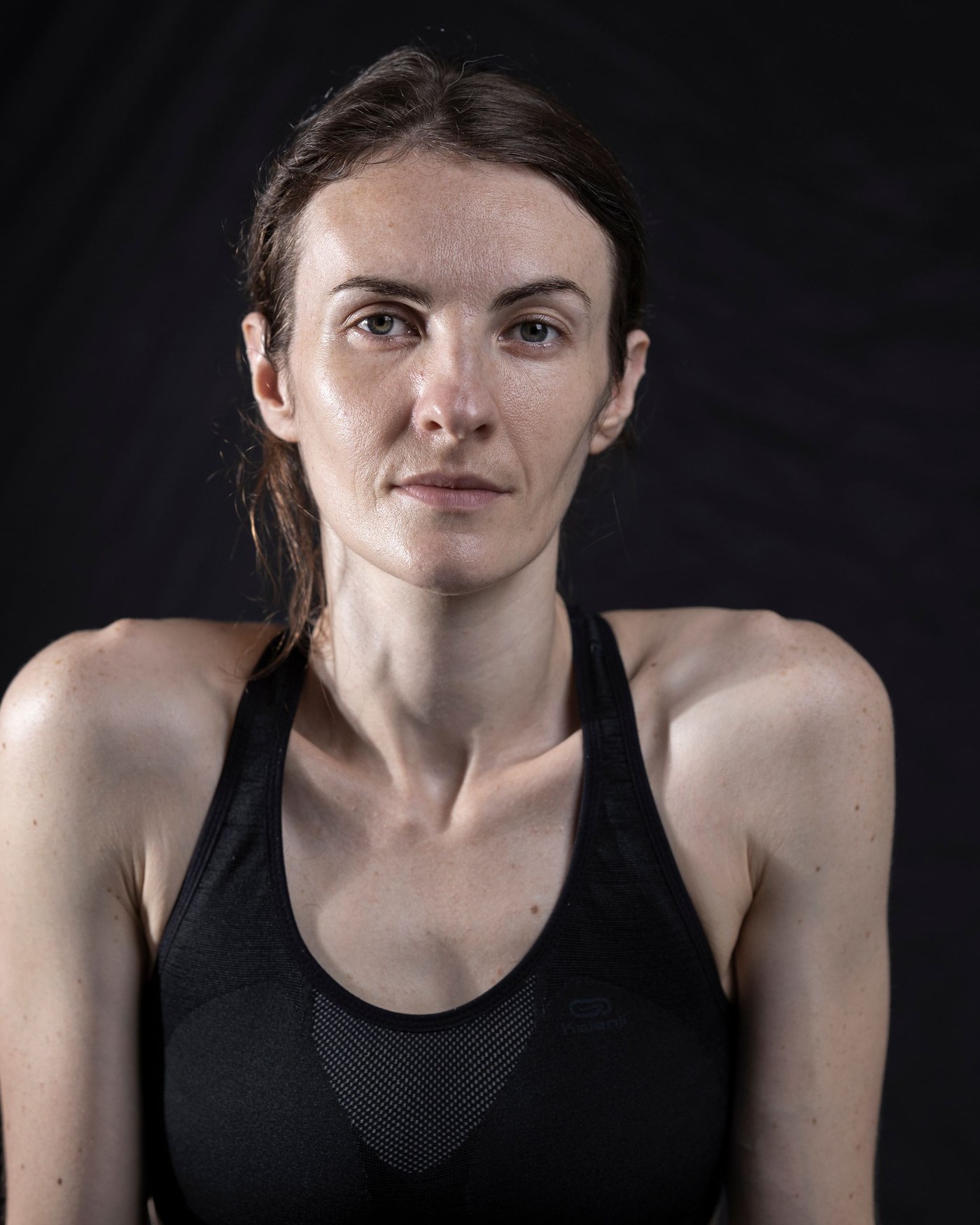 Mujer en musculosa, retrato