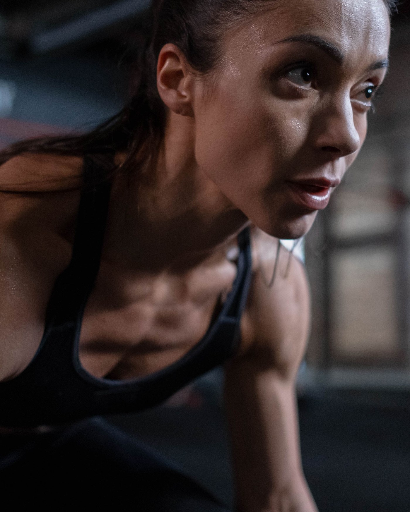Mujer entrenando, luz baja