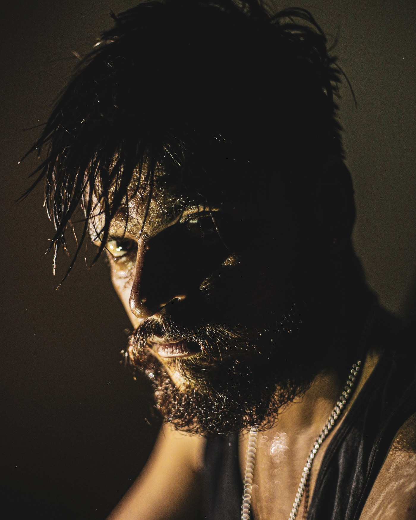 Hombre, retrato en penumbra