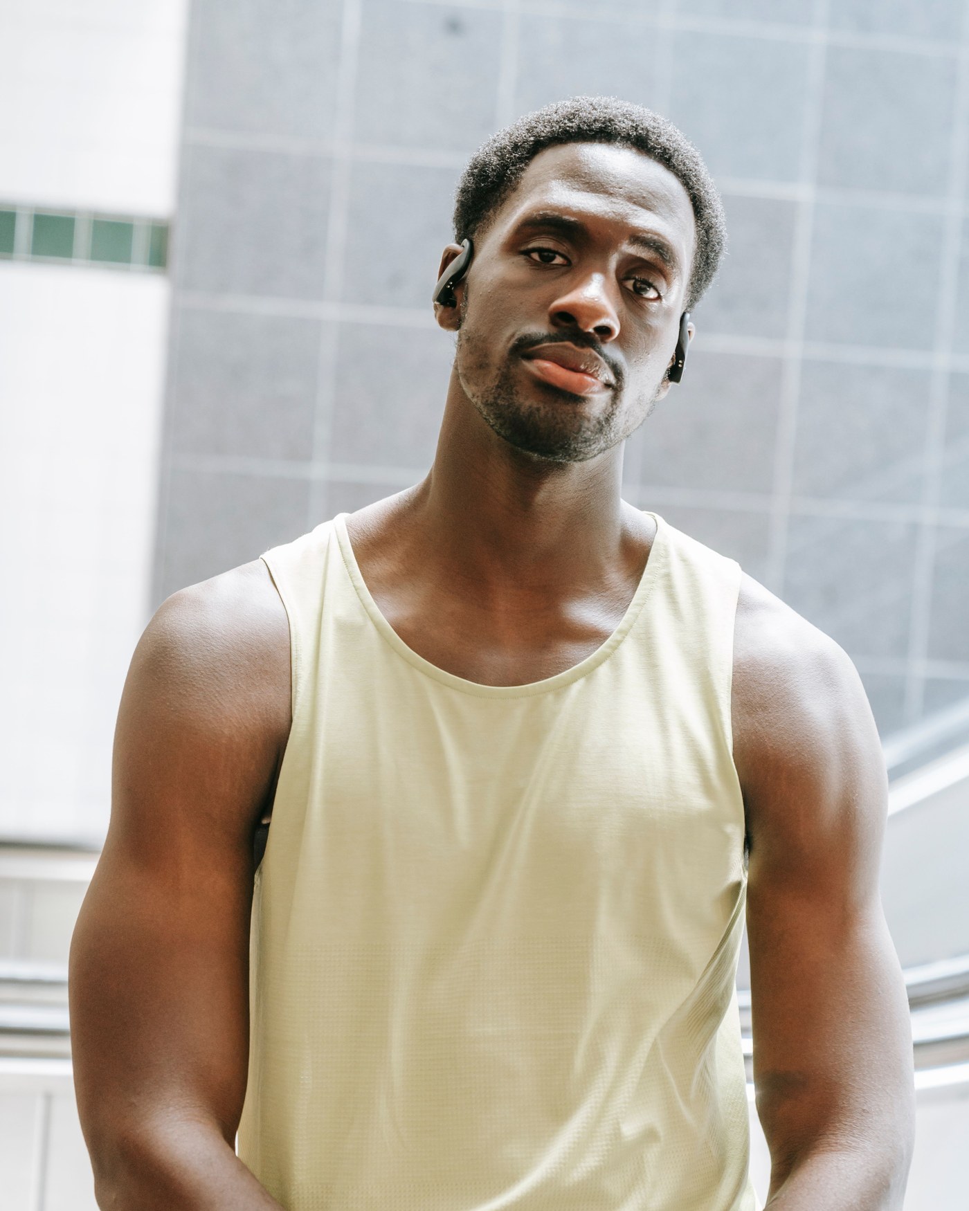 Hombre en musculosa, retrato